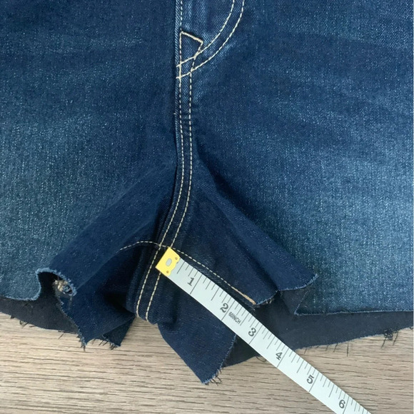 True Religion Jennie Mid Rise Raw Hem Shorts - Size 31 - Dark Scorched Wash NWT - Picture 11 of 15